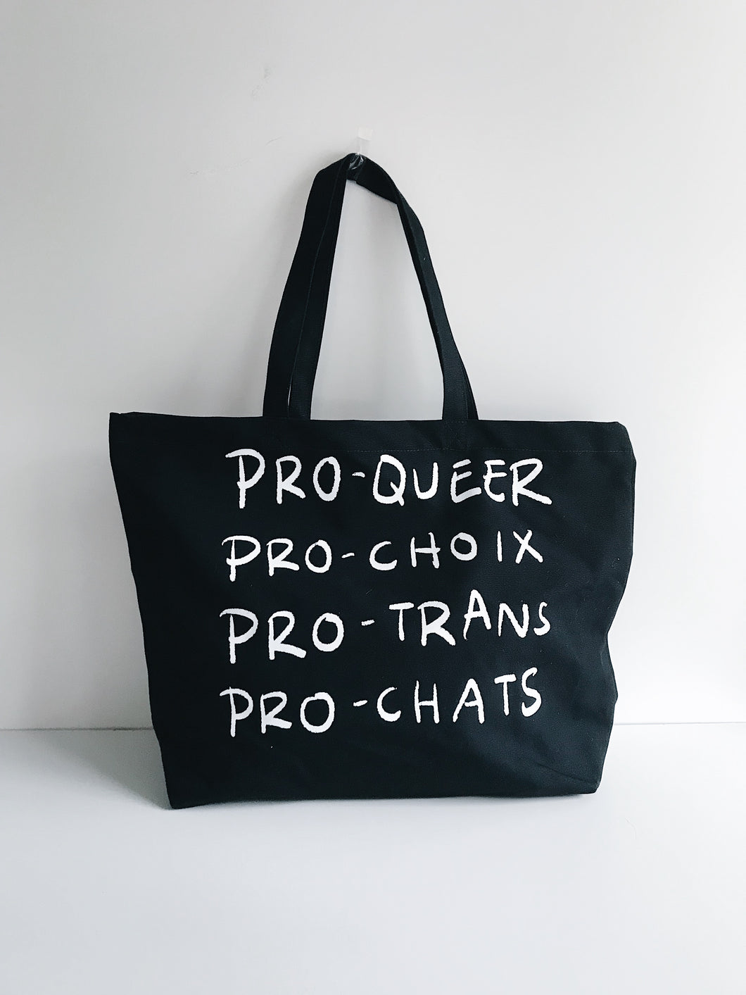 Pro-queer pro-choix, pro-trans pro-chats · Grand sac noir sérigraphié en coton bio